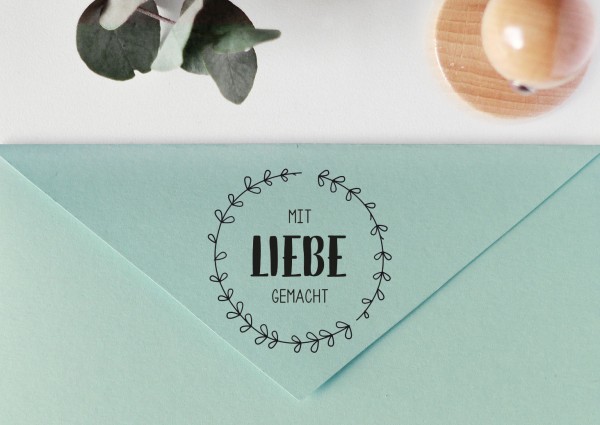 Stempel mit Spruch "Mit Liebe gemacht", mit Blätterkranz