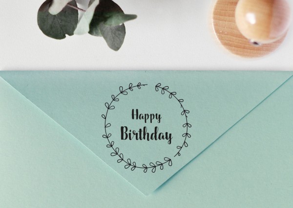 Stempel mit Spruch "Happy Birthday", mit Blätterkranz