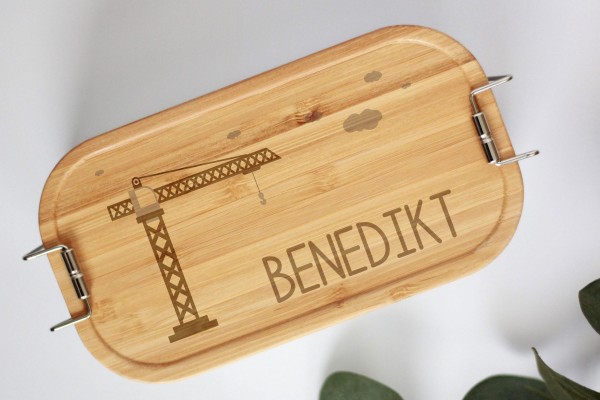 Nachhaltige Brotdose Kran mit Namen auf Lunchbox mit Bambusdeckel